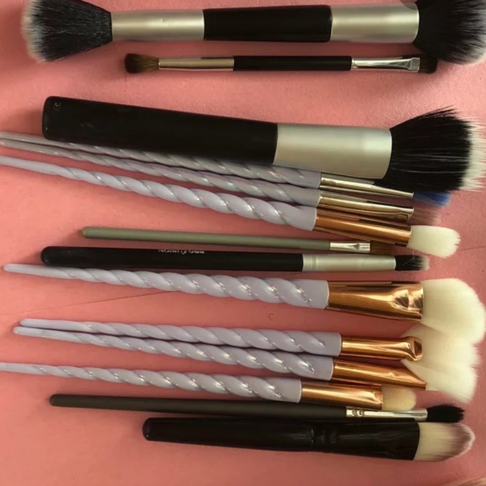 Assorted brushes